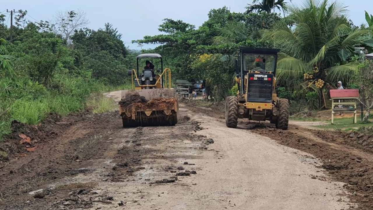17 Km Jalan Desa di Kecamatan Muara Kaman, Diperbaiki Forum CSR
