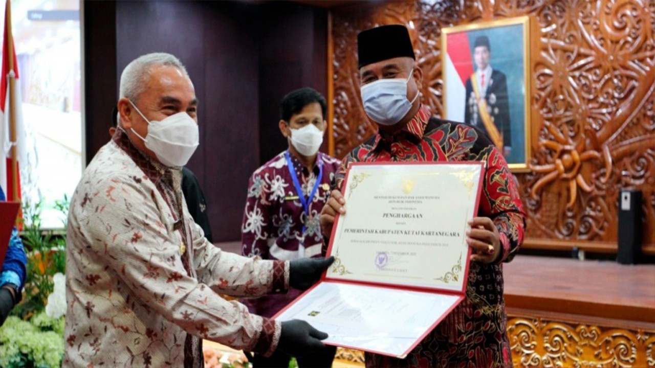 Bupati Kukar Edi Damansyah Terima Penghargaan dari Kemenkumham RI