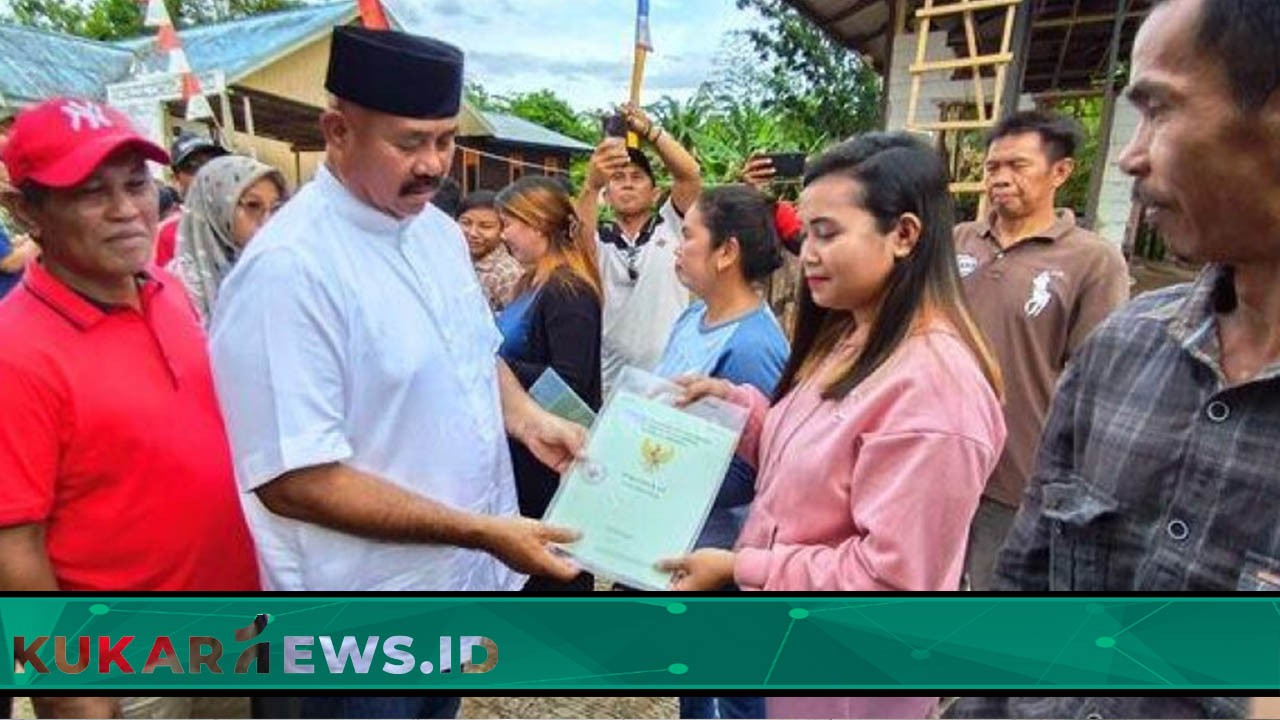 Bupati Edi Damansyah Serahkan PTSL Kepada 299 Warga Desa Jonggon Desa
