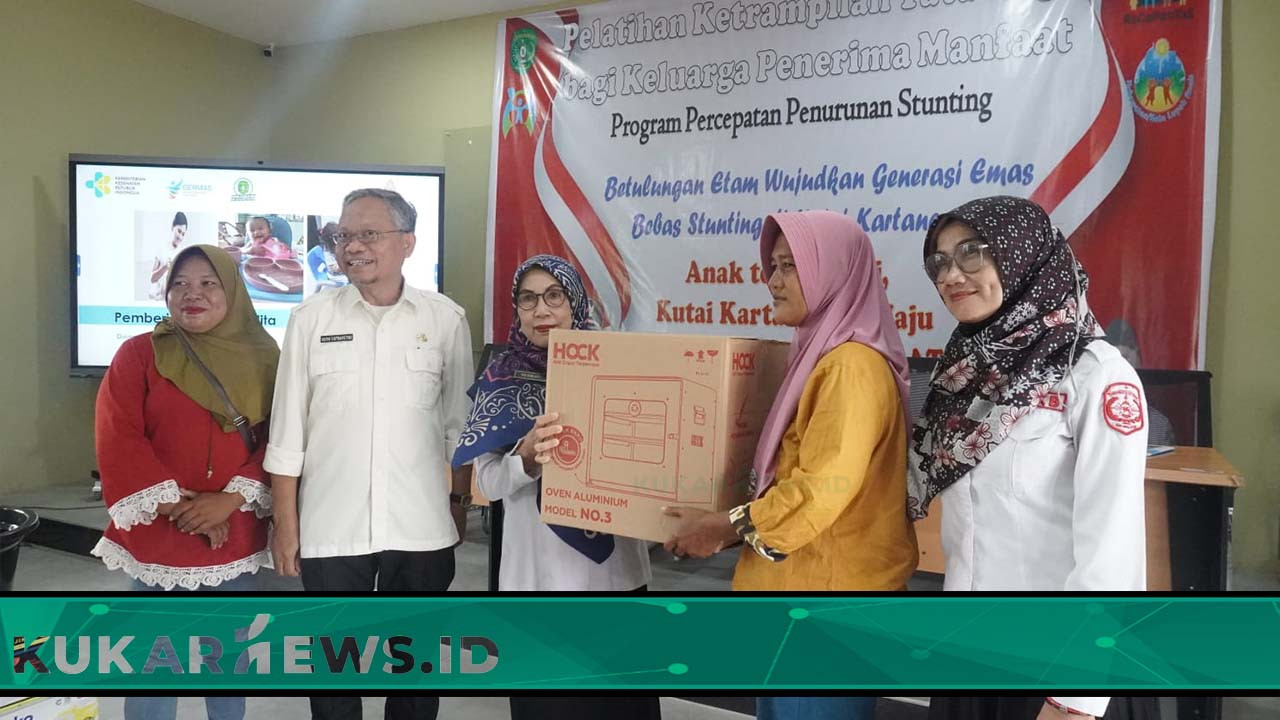 DP3A Kukar Bagikan Bantuan Alat Memasak Bagi Keluarga Rentan Stunting di Desa Manunggal Daya 