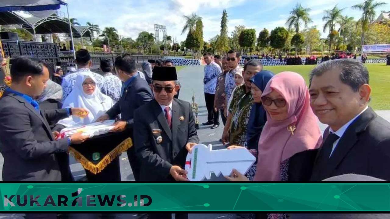 Bupati Kutim Ardiansyah Sulaiman Serahkan 6 Unit Mobil Ambulans