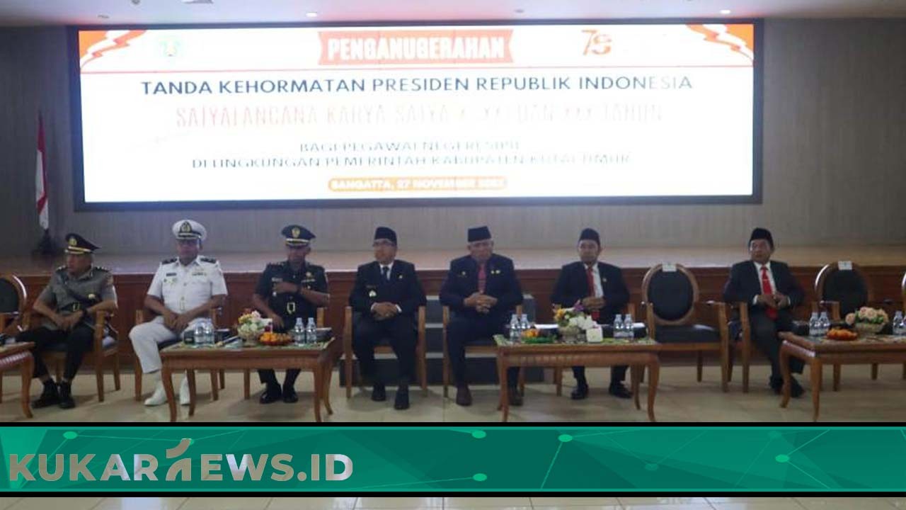 Bupati Kutim Sematkan 563 PNS Kutim Tanda Kehormatan Satyalancana Karya Satya