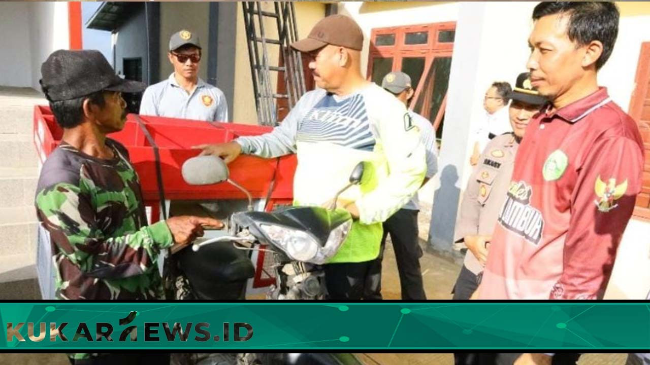 Bupati Edi Damansyah Bagikan Gerobak Sayur kepada Pedagang di Desa Rapak Lambur