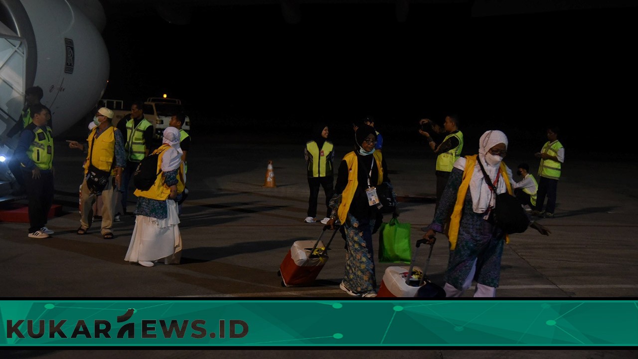 Debarkasi Jemaah Haji Kloter Pertama TIba di Bandara SAMS Sepinggan