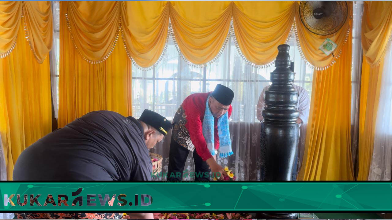 Dr Didi Tasidi Ziarah ke Makam Para Raja Kutai