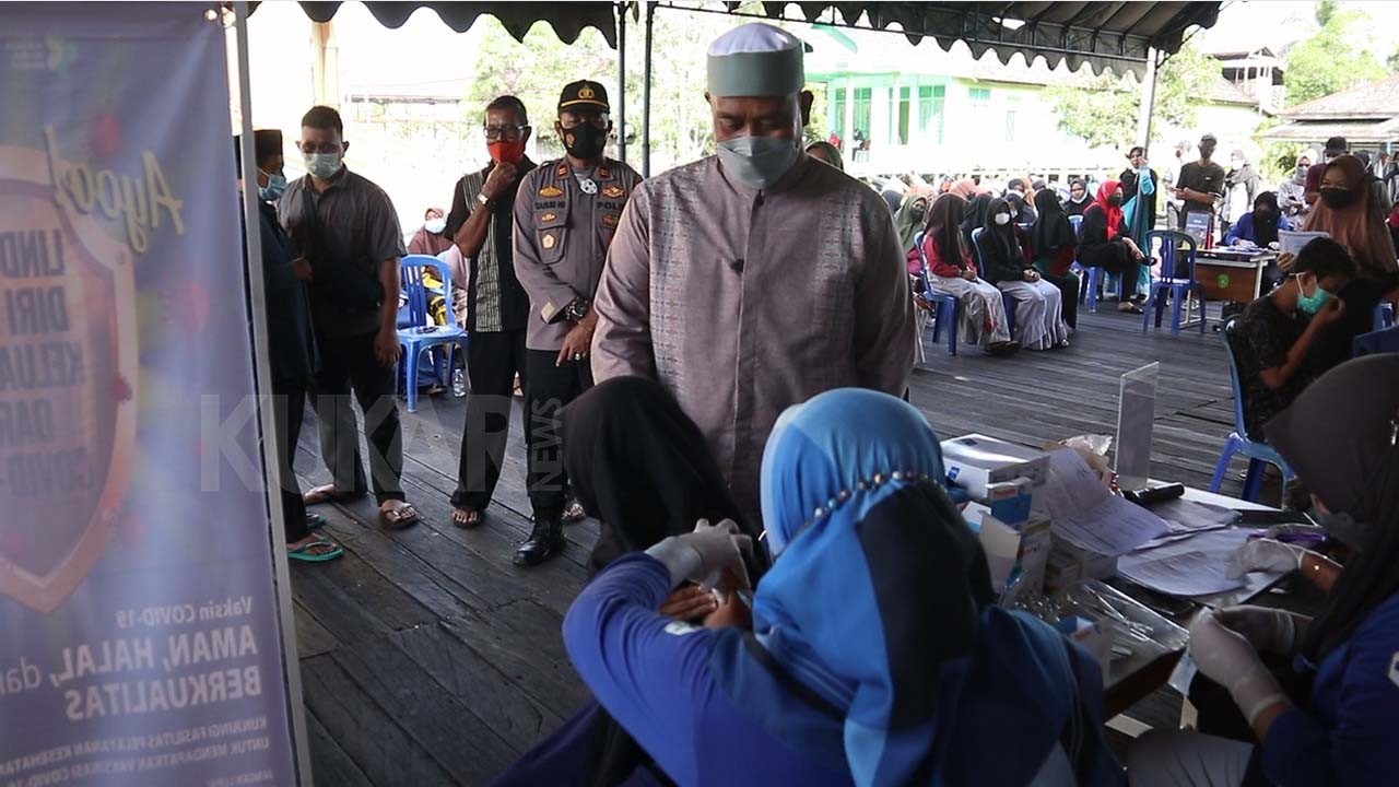 Edi Tinjau Vaksinasi Pelajar dan Lansia di Muara Muntai