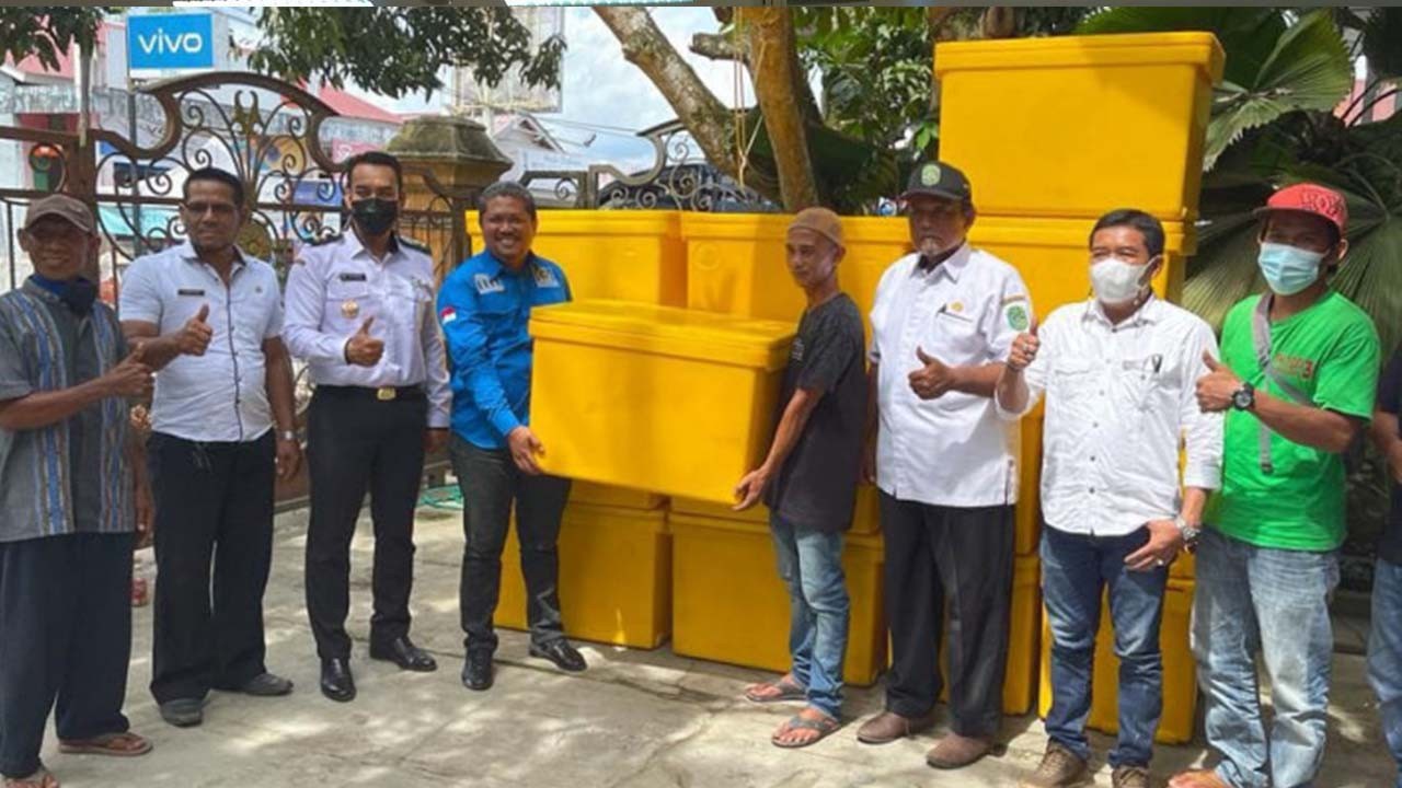 Fachruddin Salurkan Bantuan Ke Kelompok Nelayan di Samboja