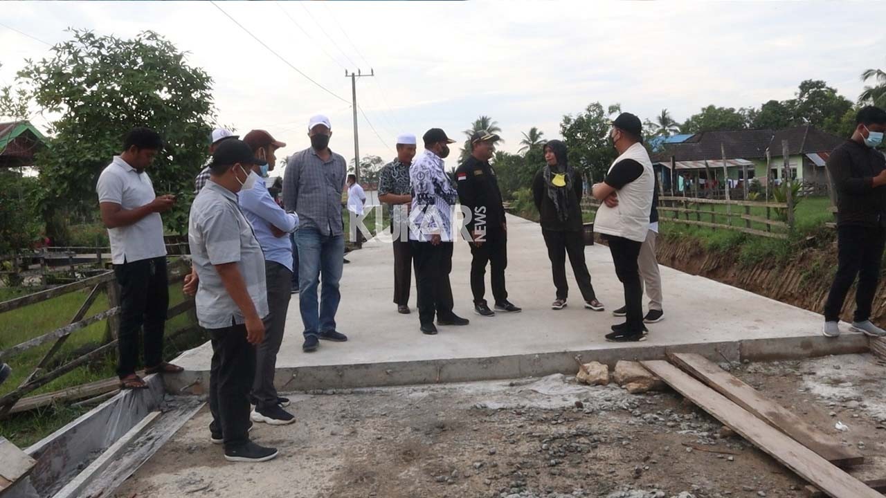 Farida Tinjau Tiga Titik Peningkatan Infrastruktur di Samboja