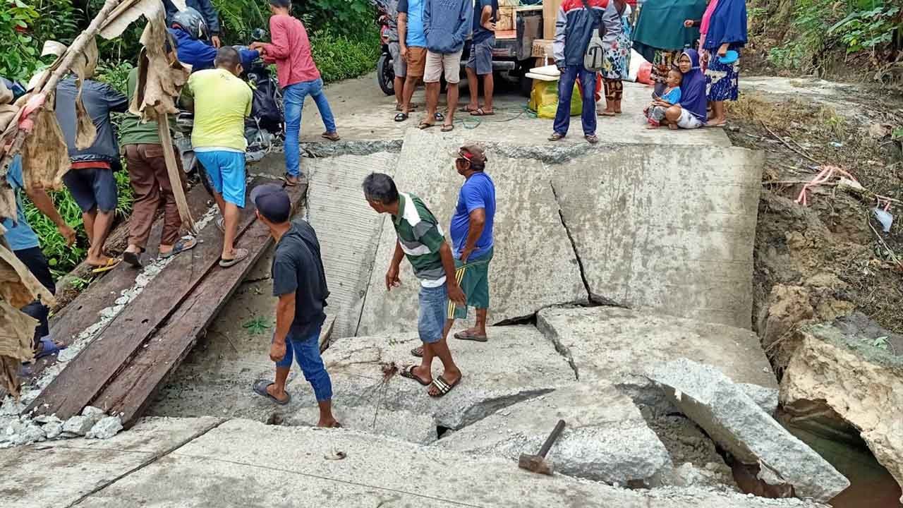 Gorong-gorong Tergerus, Akses Jalan di Marangkayu Amblas
