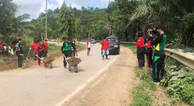PPI Bersama Relawan  Bersihkan Sedimentasi di Jalur Poros KM 7 Tenggarong - Samarinda