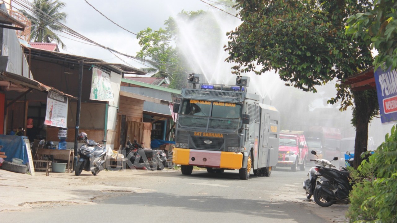 Kerahkan AWC, Polres Kukar Semprot Disinfektan di Jalanan