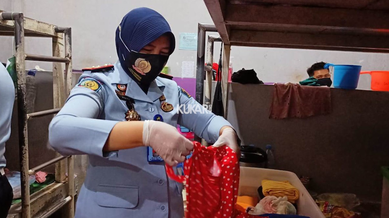 Lapas Perempuan Geledah Kamar Hunian WBP