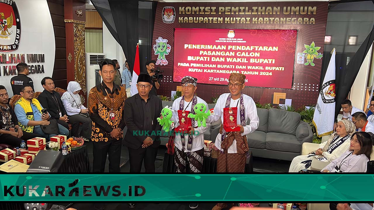 Diiringi Simpatisan Pasangan Dendi - Alif Daftar ke KPU Kukar