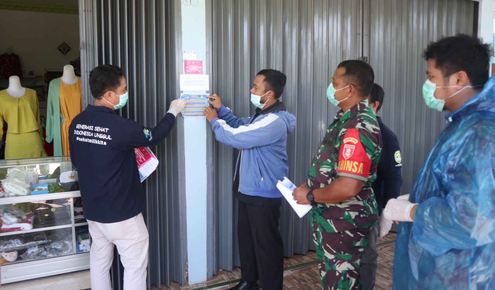 Petugas Kesehatan Pasang Stiker di Rumah ODP