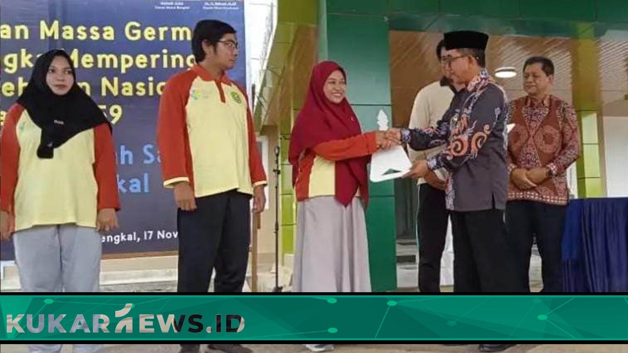 Pemkab Kutim Serahkan Empat Unit Mobil Ambulans