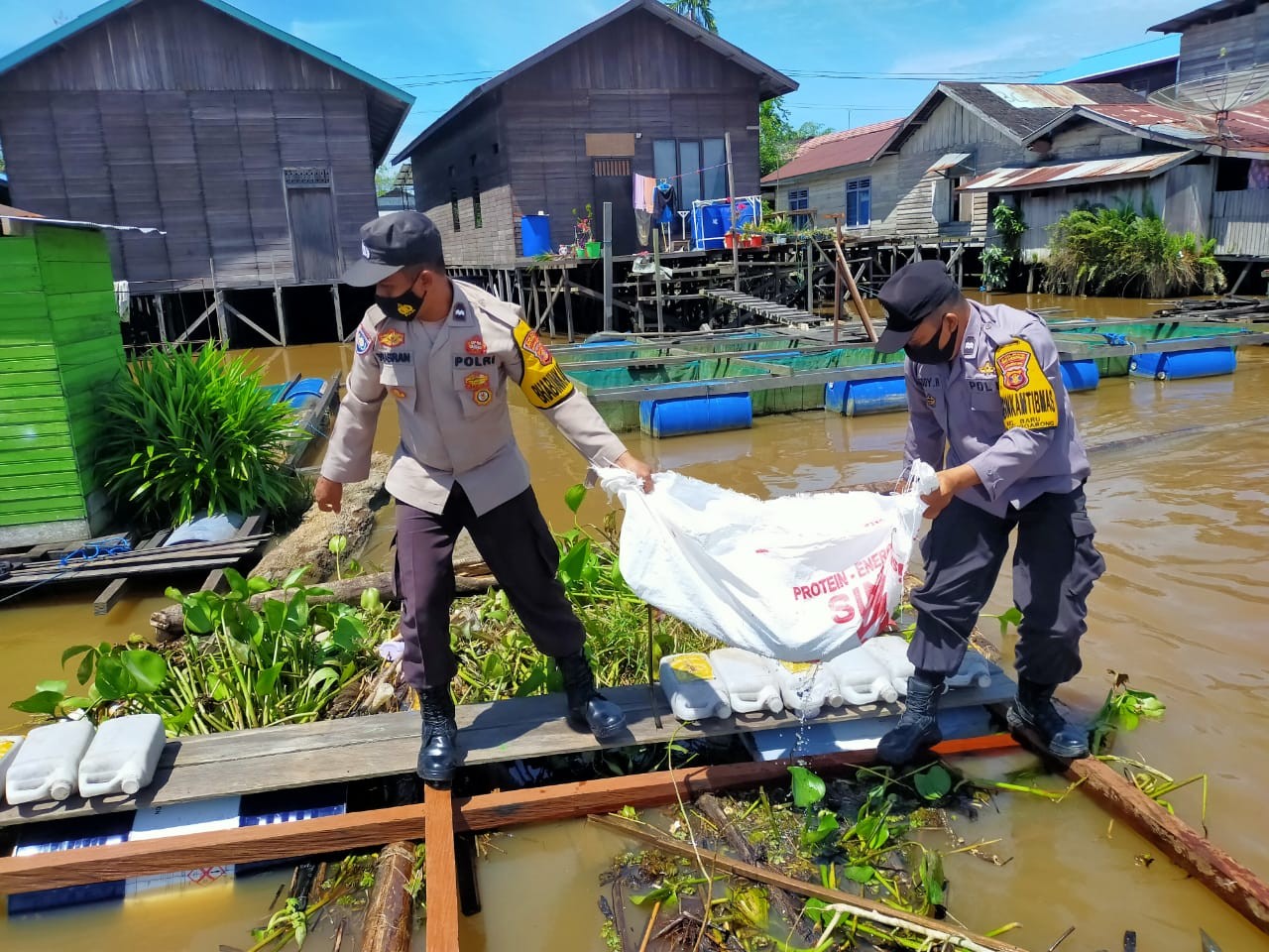 Jasad Bayi Ditemukan Tersangkut di Keramba Ikan di Mangkurawang