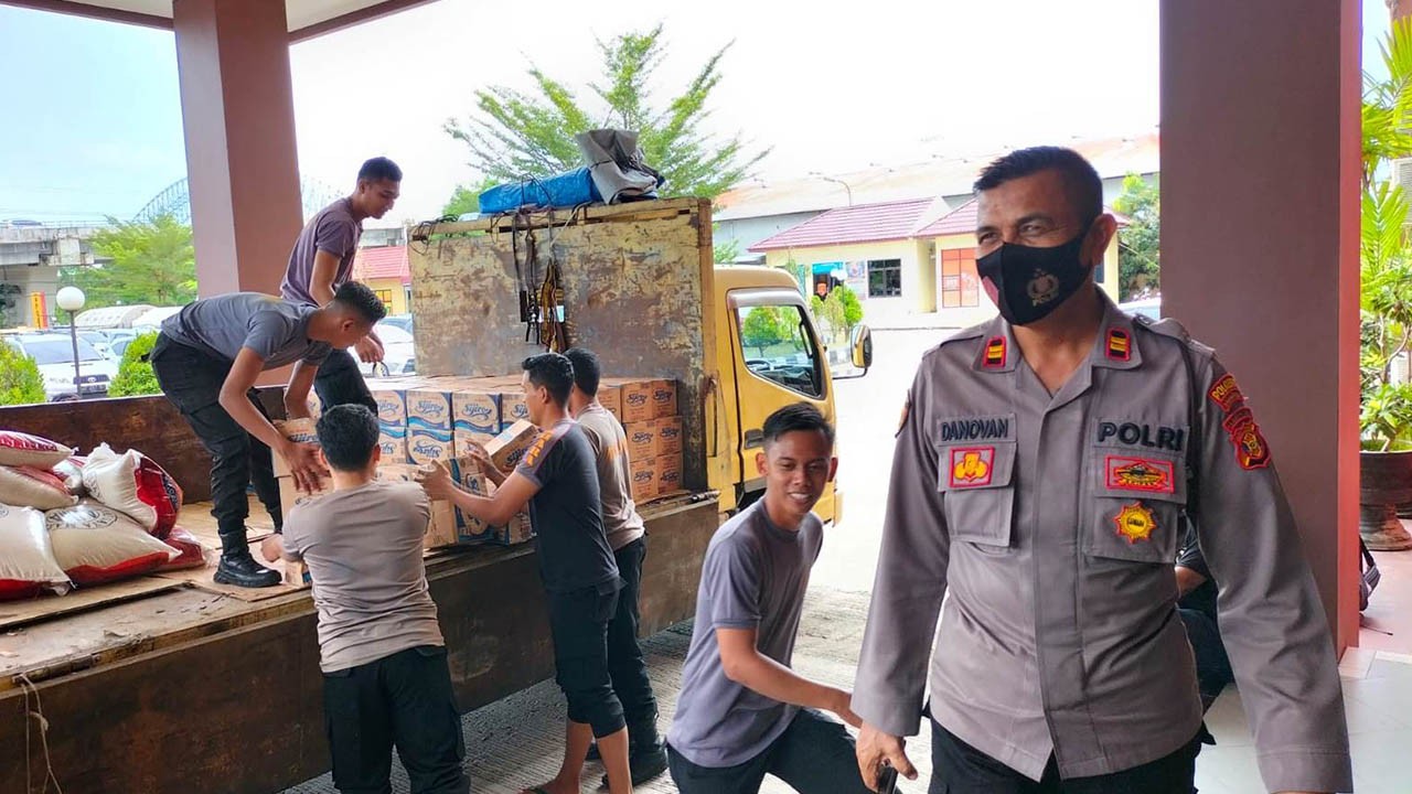Polresta Samarinda Kirim 7 Truk Berisi Sembako ke Sangatta