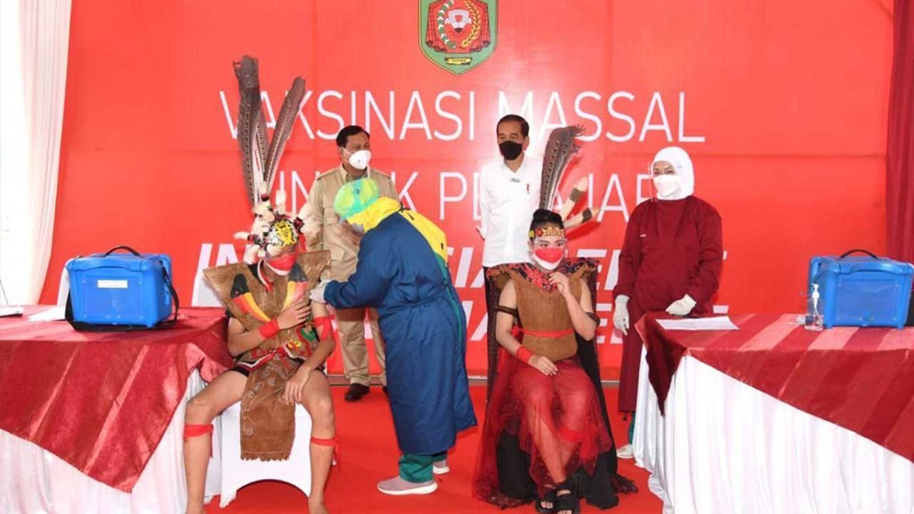 Presiden Joko Widodo Tinjau Vaksinasi Pelajar di Kota Samarinda