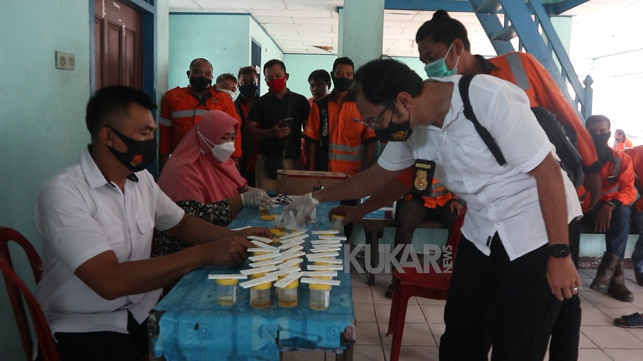 Puluhan Supir Jalani Tes Urine