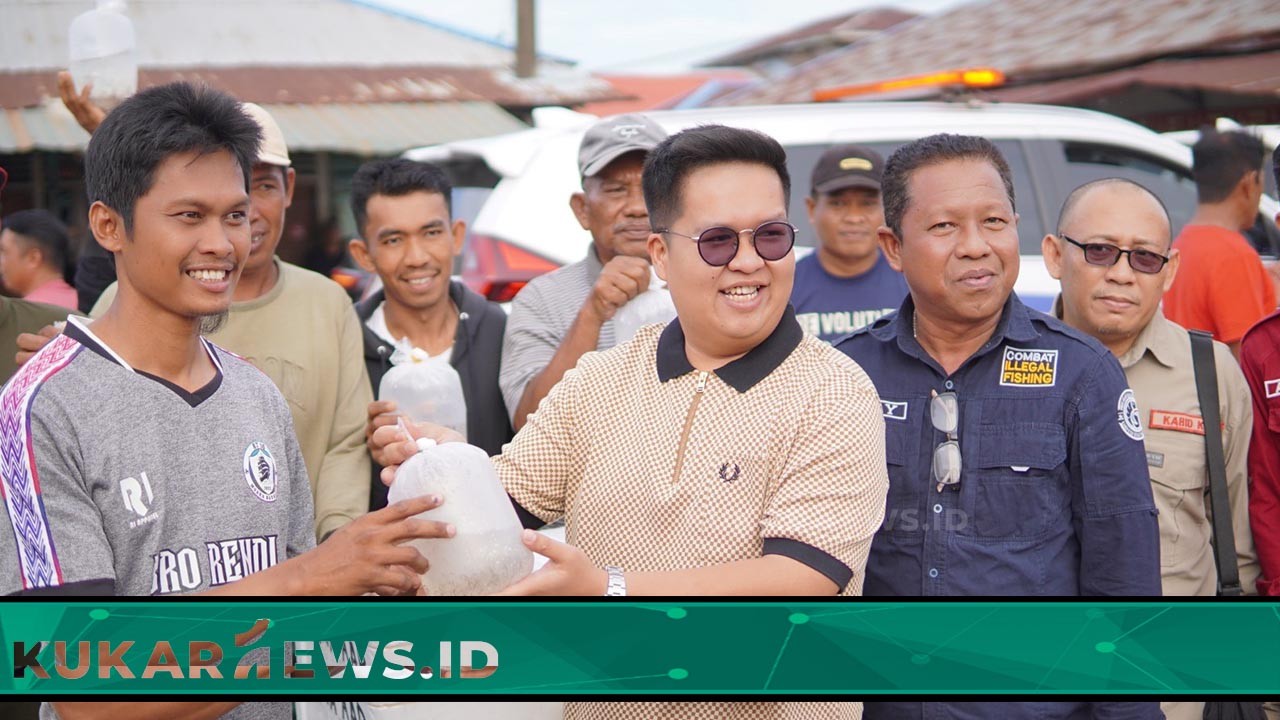 Rendi Solihin Salurkan Perahu Hingga Bibit Udang ke Masyarakat Perikanan di Muara Badak