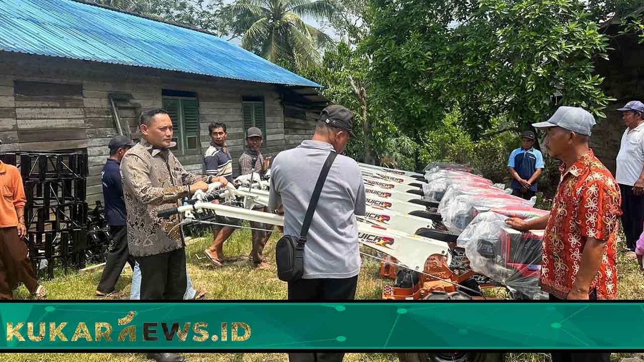 Seno Aji Serahkan Bantuan Handtracktor Kepada 13 Kelompok Tani Tenggarong Seberang