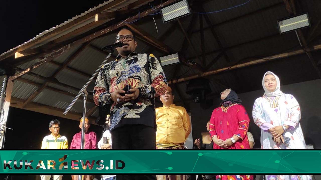 Wabup Kasmidi Bulang Tutup Puncak Kegiatan Bugis Vaganza di Desa Teluk Pandan