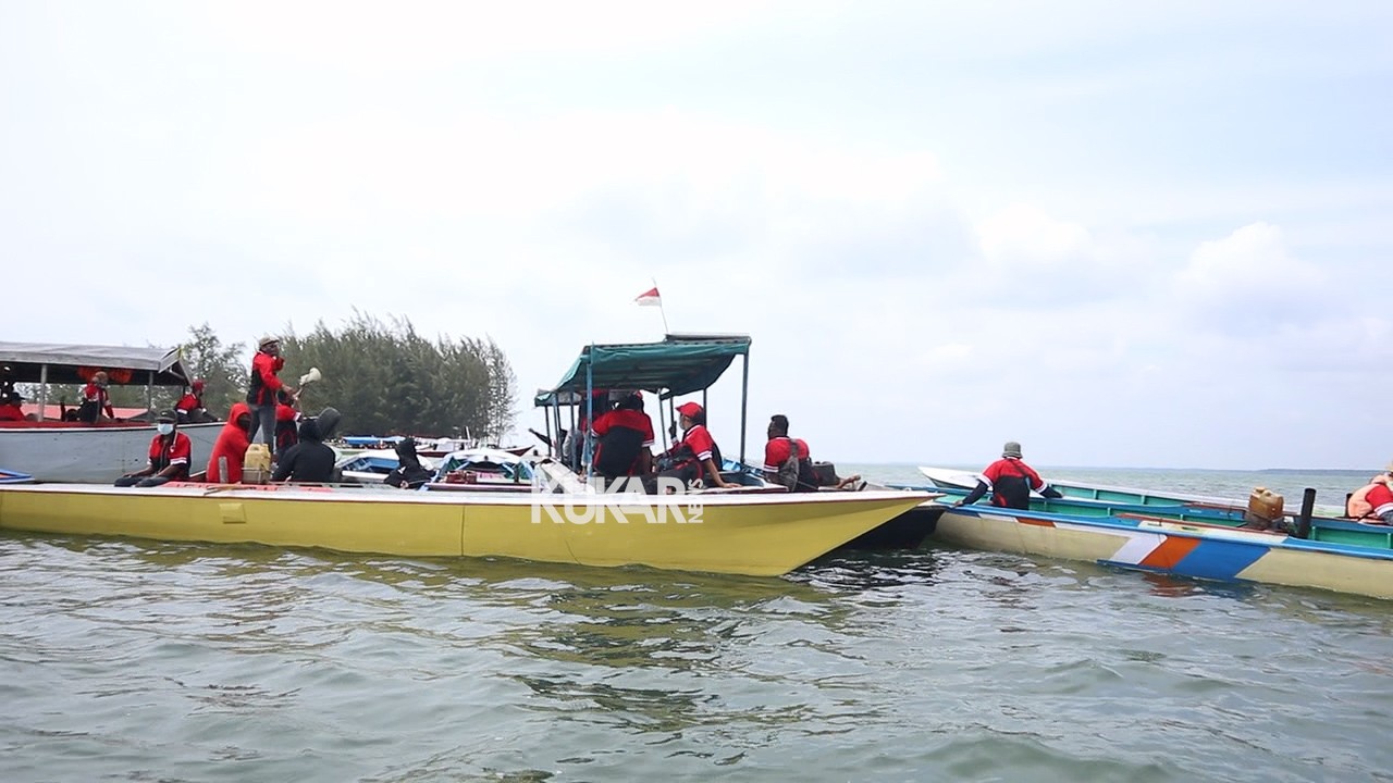 Warga Muara Badak Demo Diatas Perairan Laut