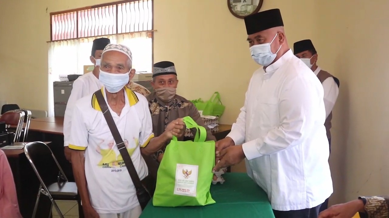 Baznas Kukar Salurkan Bantuan Kepada Warga Terdampak Covid -19