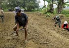 Pangkas Biaya Angkut Panen, Satgas TMMD 130 Geber Peningkatan Jalan Usaha Tani di Loa Kulu