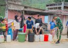 Bantu Warga Terdampak Kemarau, Satgas TMMD 130 Salurkan Ribuan Liter Air Bersih di Jembayan Tengah