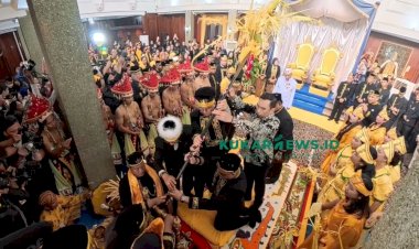 Prosesi Sakral Mendirikan Tiang Ayu Tandai Pembukaan Erau Adat Kutai 2026