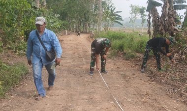 Pastikan Pembangunan Tepat Mutu, Tim Pengawas TMMD 130 Sisir Jalur JUT Jembayan Tengah