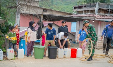 Bantu Warga Terdampak Kemarau, Satgas TMMD 130 Salurkan Ribuan Liter Air Bersih di Jembayan Tengah