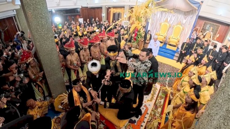 Prosesi Sakral Mendirikan Tiang Ayu Tandai Pembukaan Erau Adat Kutai 2026