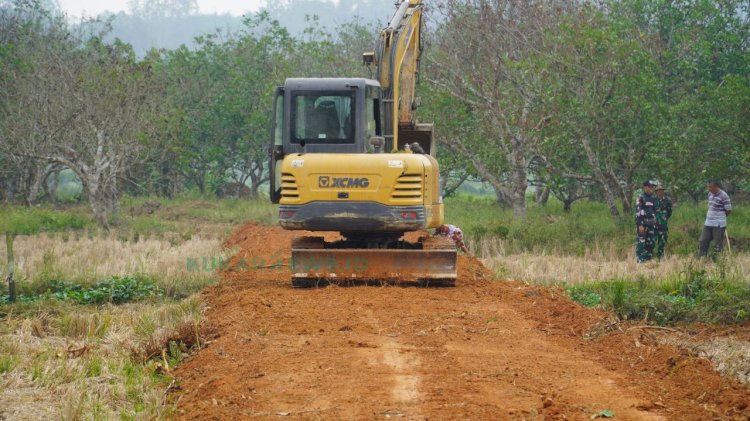 Alat Berat Percepat Pengerjaan Jalan TMMD ke-130 di Kukar