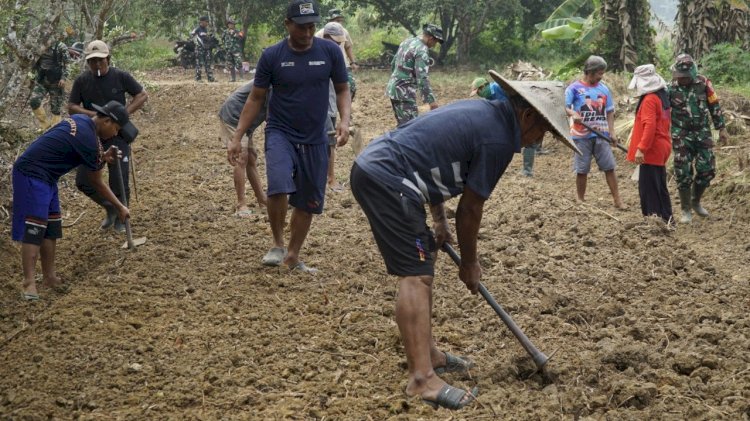 Geliat Gotong Royong di Jembayan Dalam, Satgas TMMD 130 dan Warga Kebut Pengamparan Jalan Tani