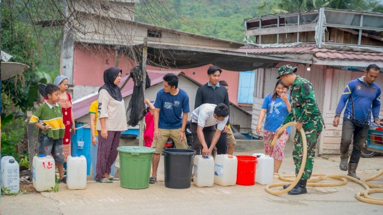 Bantu Warga Terdampak Kemarau, Satgas TMMD 130 Salurkan Ribuan Liter Air Bersih di Jembayan Tengah