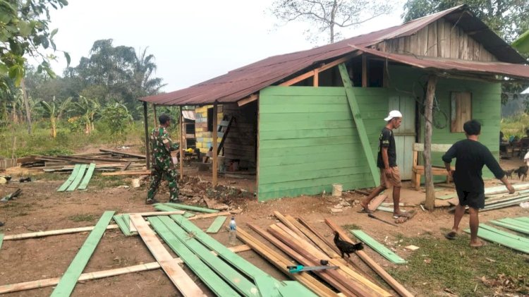 Kemanunggalan di Jembayan Tengah: Satgas TMMD 130 dan Warga Padu Bedah Rumah Tak Layak Huni