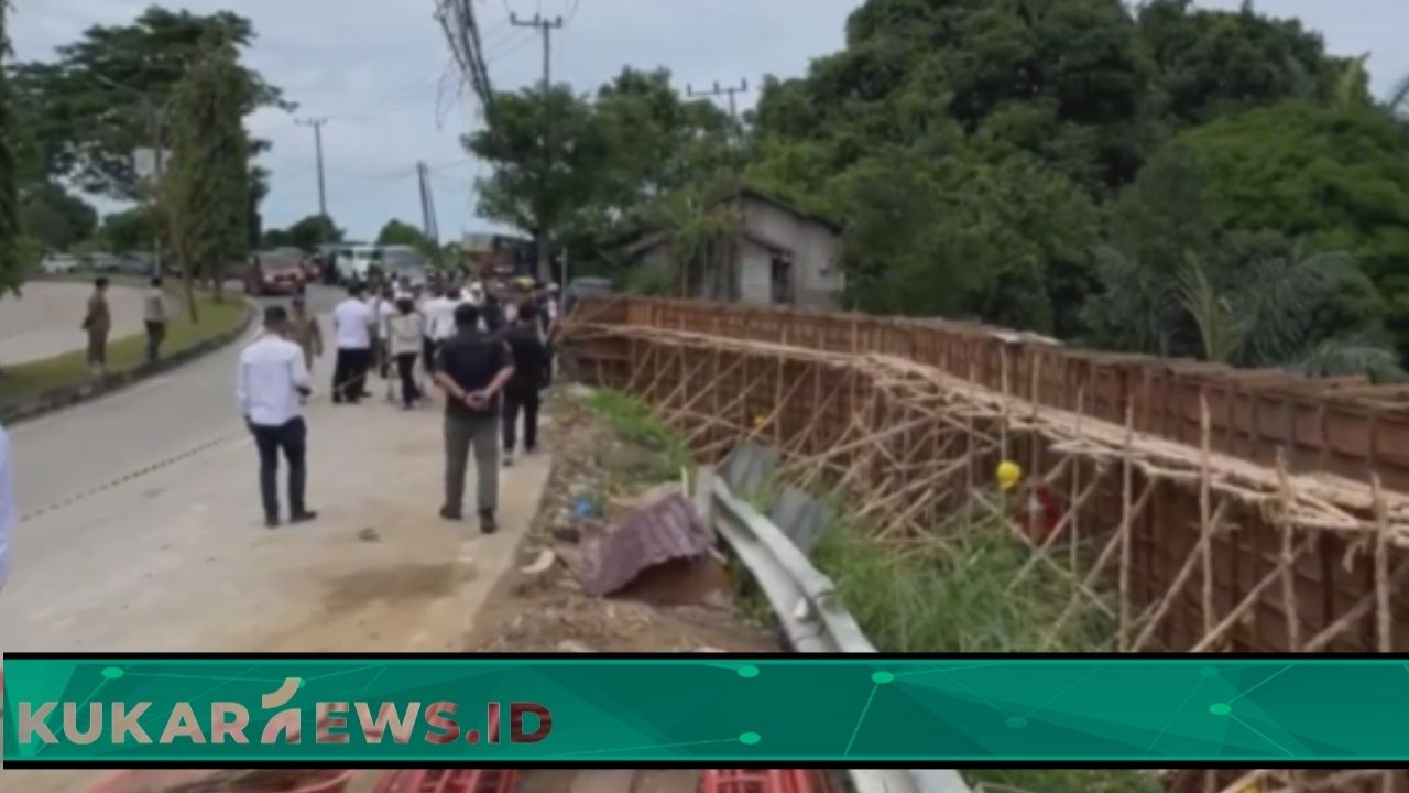 Wabup Kukar Pastikan Perbaikan Jalan Longsor di Tenggarong Seberang Segera Rampung