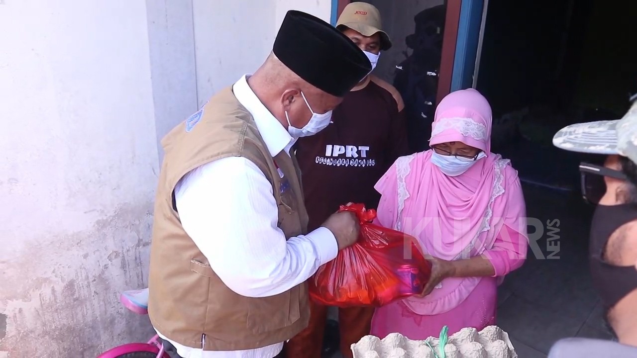 Bupati Kukar Serahkan Paket Sembako di Kecamatan Muara Jawa