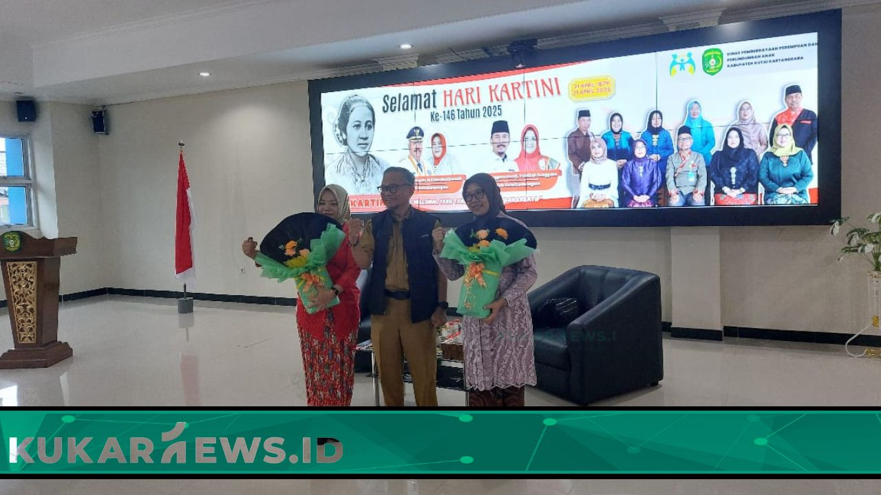 Kepemimpinan Kreatif: Fitriati Dapat Penghargaan dari DP3A Kukar di Hari Kartini