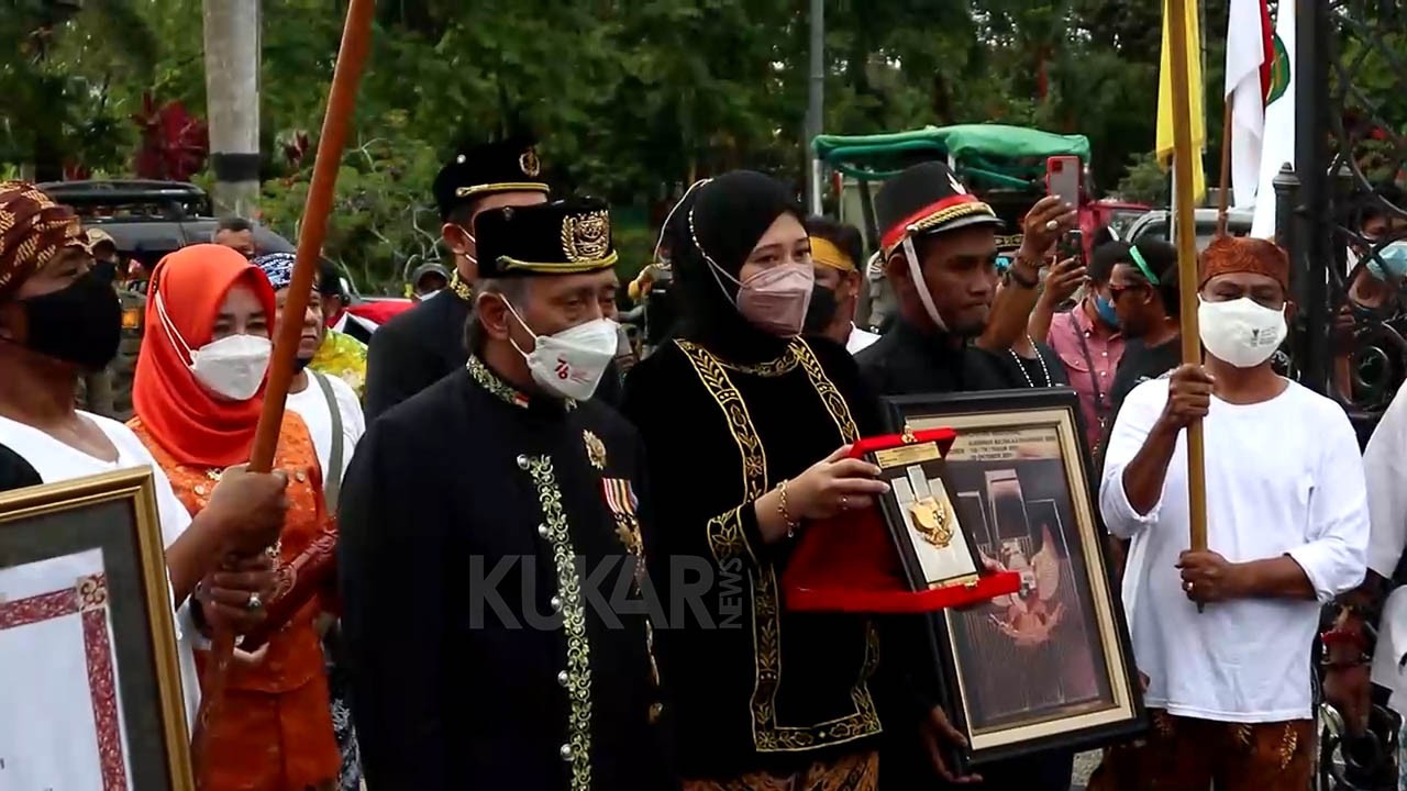 Pemkab Kukar dan Kerabat Kesultanan Kutai Kartanegara Ing Martadipura Sambut Kedatangan Piagam Gelar