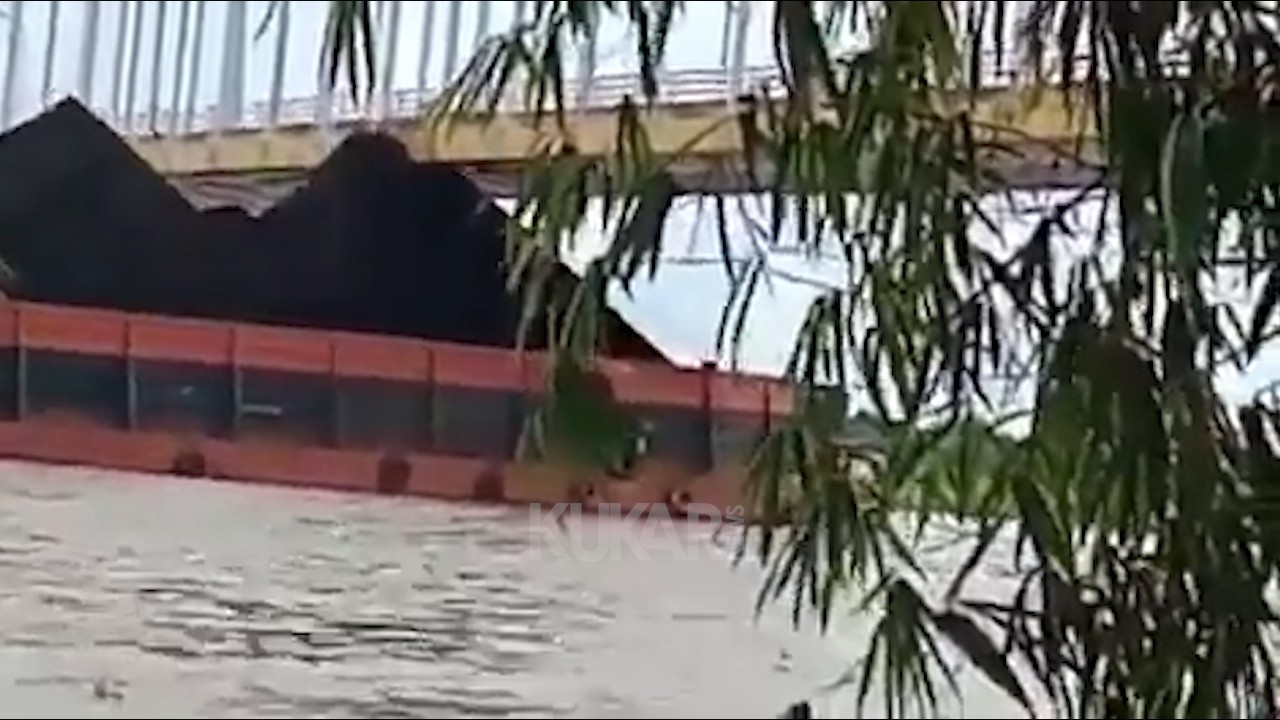 Jembatan Martadipura Ditabrak Gunungan Ponton Batubara