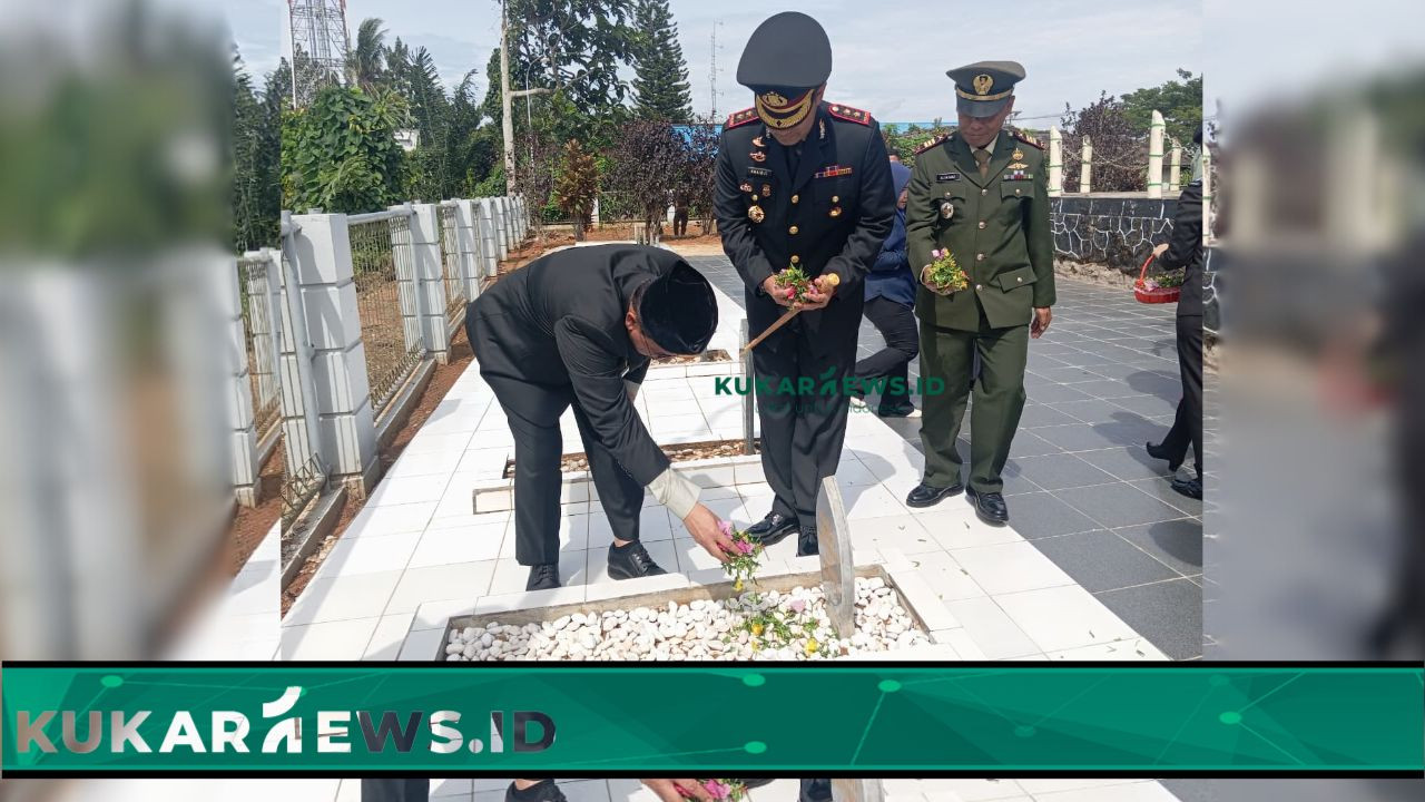 Pemkab Kukar Gelar Ziarah dan Tabur Bunga Peringati Hari Pahlawan 2025