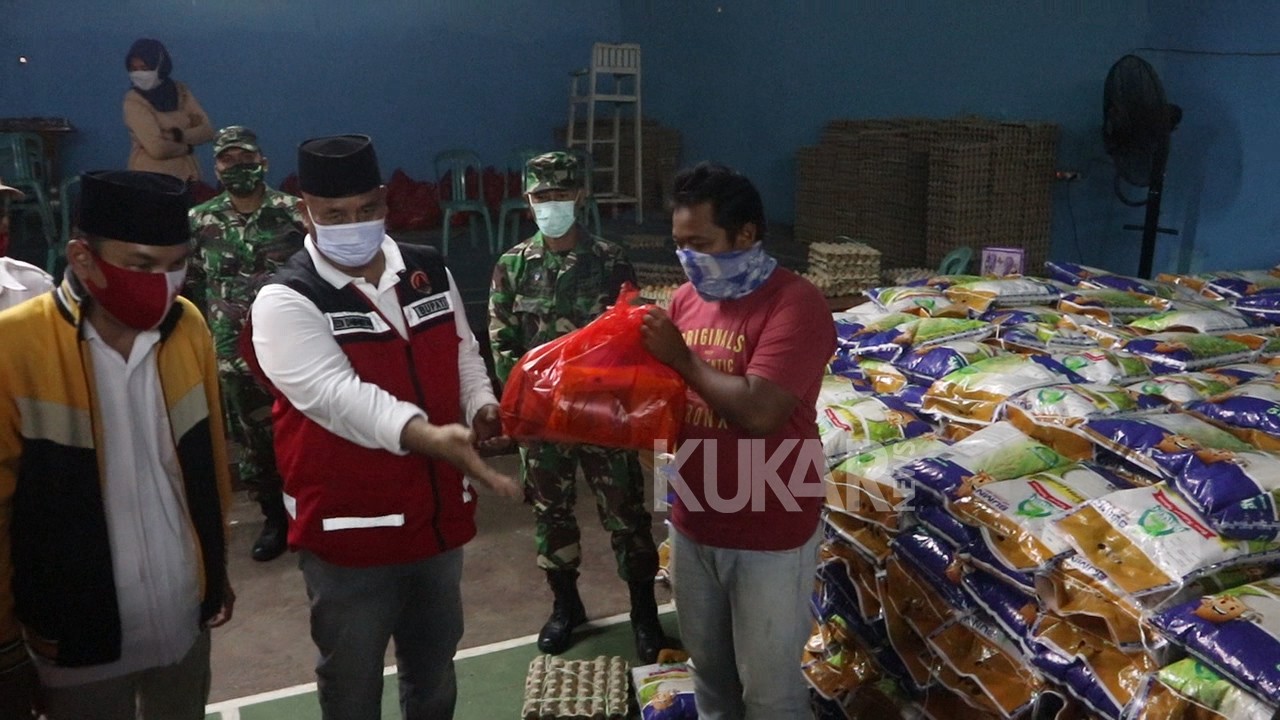 2.585 KK di Kecamatan Tenggarong Seberang Terima Paket Sembako